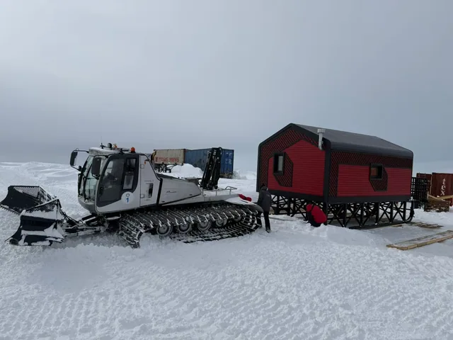 Дом Sorena House рядом с техникой на полярной станции